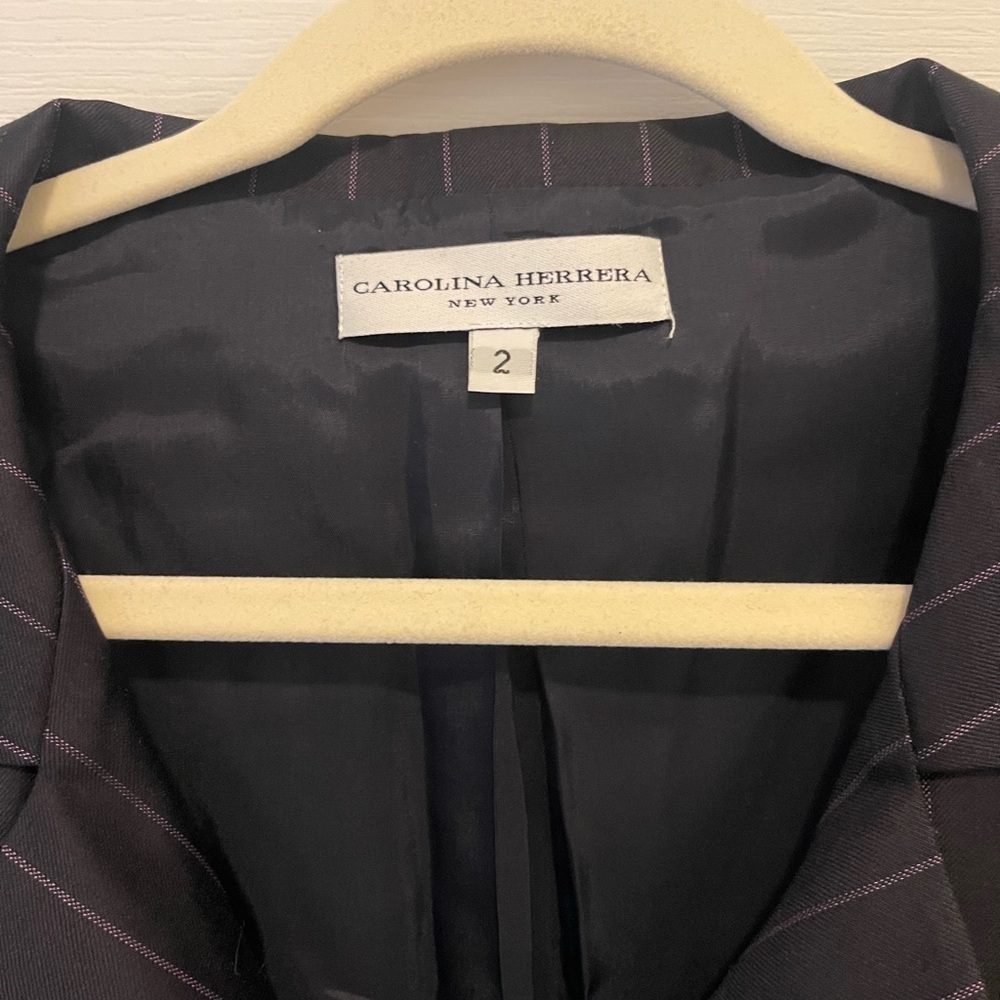 Carolina Herrera - vintage pinstripe blazer 
Excellent condition
Size 2